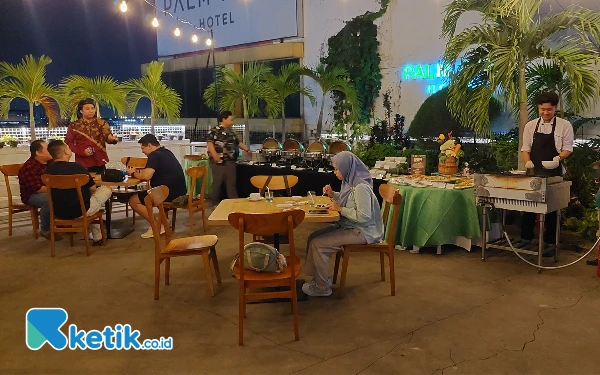 Foto Suasana Barbeque Grill Night di Palm Park Hotel Surabaya.  (Foto: Husni Habib/Ketik.co.id)