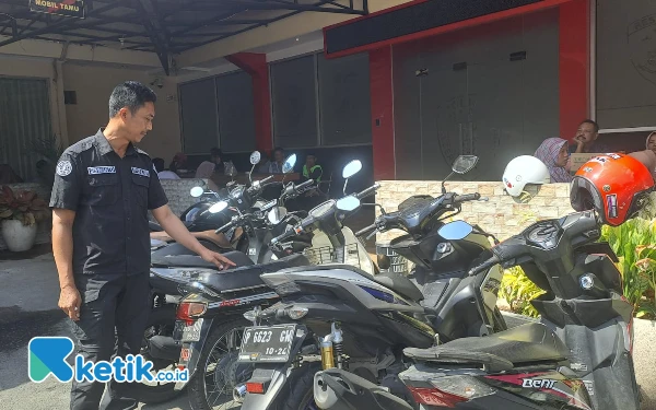 Foto Barang bukti sepuluh sepeda motor milik terduga pelaku pengeroyokan diamankan (23/7/2024) (Foto: Fenna/Ketik.co.id)