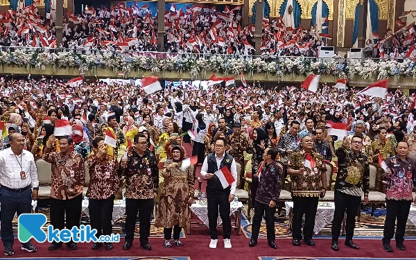 Foto Pj Gubernur Jatim Adhy Karyono berfoto dengan 7.201 orang penerima SK P3K, Selasa (23/7/2024). (Foto: Khaesar/Ketik.co.id)