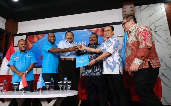 Foto Sekjen Partai Gelora Mahfuz Sidik menyerahkan secara langsung SK dukungan kepada Jhon Tibo-Ones Pahabol di GMC, Jakarta , Selasa (23/7/2024) sore.