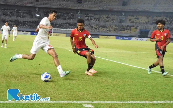 Foto Punggawa Garuda Muda berusaha menerobos pertahanan Timor Leste, Selasa (23/7/2024). (Foto: Khaesar/Ketik.co.id)