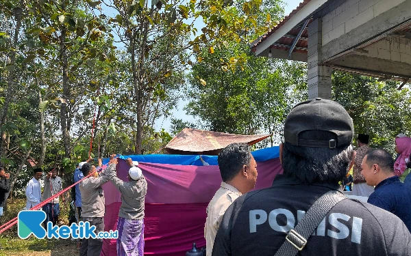 Foto Proses pembongkaran makam terduga penganiayaan oleh jajaran Satreskrim Polres Sampang di TPU Desa Mambulu Barat