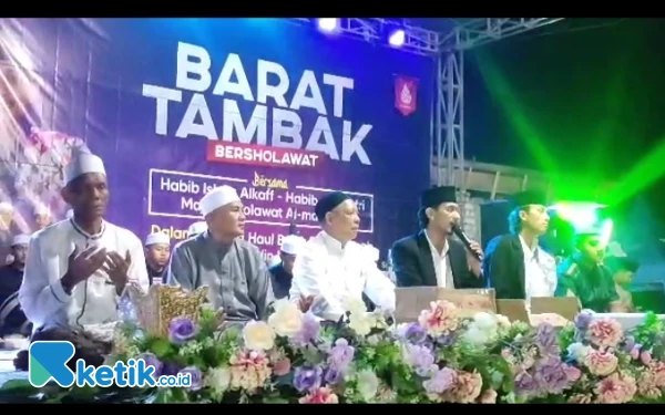 Foto Habib Muhammad Ishak Alkaff (jas hitam) dan Habib Ali Aljufri (paling kanan) saat memimpin sholawat pada Haul KH. Syaifuddin Hidayatullah di Kampung Barat Tambak Bangkalan (19/7/2024). (Foto: Siti Zahira/SMAN 4 Bangkalan)