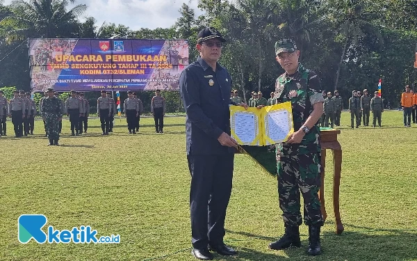 Foto Wakil Bupati Sleman Danang Maharsa dan Kasdim 0732/Sleman Mayor Arm Ronang Sasiarto menunjukkan nota kesepakatan 
TMMD Sengkuyung tahap III tahun 2024. (Foto: Fajar Rianto/Ketik.co.id)