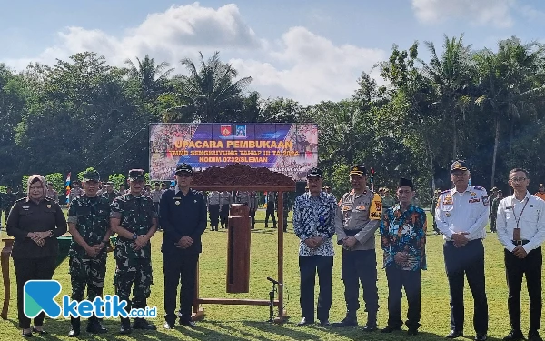 Foto Wabup Sleman Danang Maharsa usai memukul kentongan menandai dimulainya TMMD Sengkuyung  tahap III tahun 2024
selama satu bulan kedepan. (Foto: Fajar Rianto/Ketik.co.id)