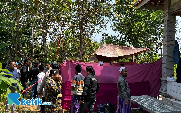 Foto Jajaran satreskrim polres Sampang saat menjaga proses Ekshumasi Siti Nur Aisyah