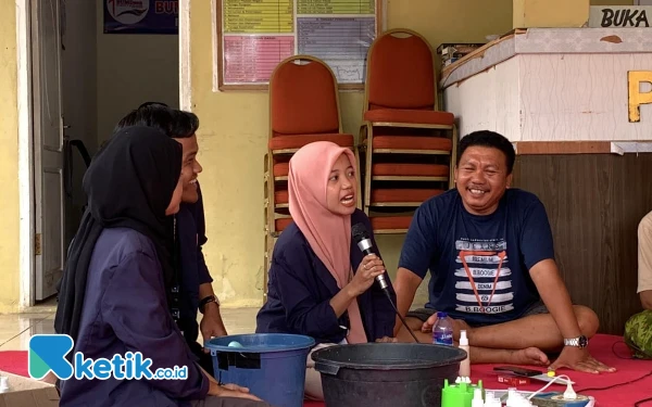 Foto Mahasiswi KKN 23 UTM saat menjelaskan pembuatan pestisida nabati kepada para petani (Foto: Istimewa/Juvi)