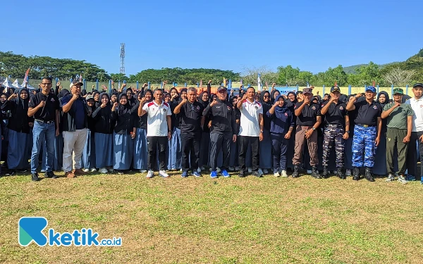 Foto Ratusan atlet dari berbagai sekolah dan instansi di Pacitan berpose bersama penjabat terkait. (Foto: Al Ahmadi/Ketik.co.id)