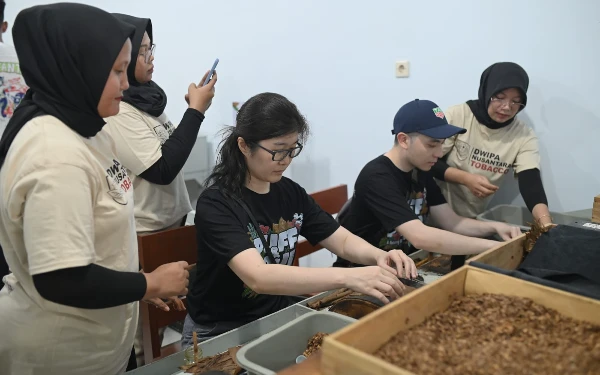 Foto Peserta visit tour pabrik cerutu DNT praktik langsung menciptakan gulungan daun tembakau (24/7/2024) (Foto: dok. DNT cigar)