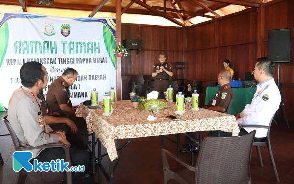 Foto Ramah Tamah Bupati Freddy Thie dan Kepala Kejaksaan Tinggi Provinsi Papua Barat bersama rombongan di Kaimana (foto Humas Pemkab Kaimana/Ketik.co.id)