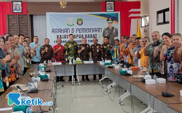 Foto Bupati Freddy Thie saat foto bersama dengan Kepala Kejaksaan Tinggi Papua Barat beserta Sekda dan pimpinan OPD di ruang rapat kantor bupati kabupaten Kaimana (Foto Humas Pemkab Kaimana/Ketik.co.id)