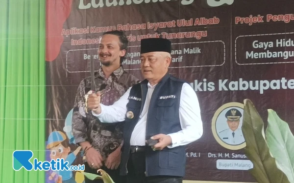 Foto Bupati Malang Sanusi bersama Ketua Yayasan SLB Idayu Alam Aji Putera. (Foto: Binar Gumilang/Ketik.co.id)