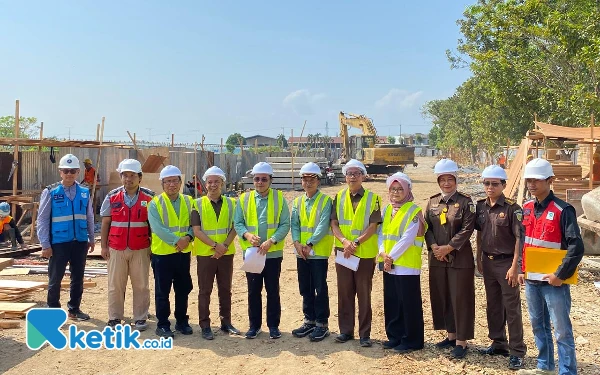 Foto Pj Wali Kota Madiun bersama tim PPS Kejaksaan Negeri setempat tinjau pembangunan IPLT / Kurniawan (foto : ketik.co.id)