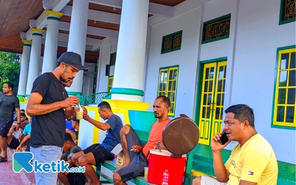 Foto Kebersamaan Kompas saat beristirahat usai pembersihan Masjid (Foto Mursal Bahtiar/Ketik.co.id)