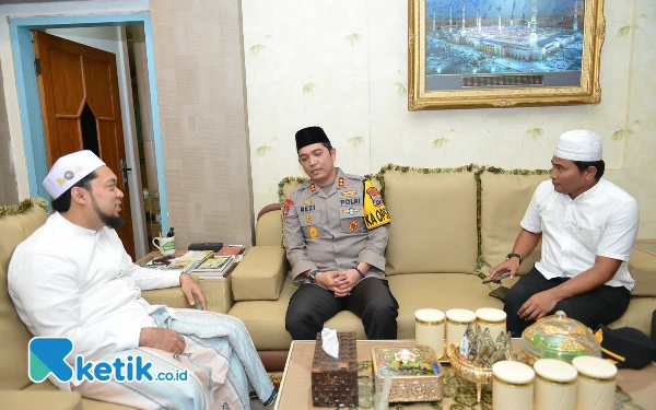 Foto AKBP Rezi Dharmawan, S.I.K., M.I.K. saat melakukan silaturrahmi ke pengasuh pondok Salafiyah Syafi'iyah Sukorejo Banyuputih, KHR Ahmad Azaim Ibrahimy, Jumat (26/07/2024) (Foto: Adinda Octaviani/ketik.co.id)