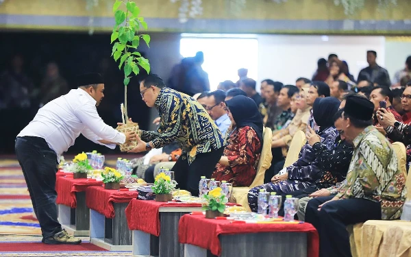 Foto Pj Gubernur Jatim Adhy Karyono menerima bibit pohon untuk menjaga kelestarian lingkungan di Jatim, Jumat (26/7/2024). (Foto: Khaesar/Ketik.co.id)