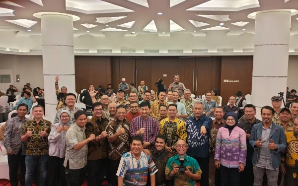 Foto Wartawan KWP bersama Pimpinan BURT, Kepala Biro Parlemen, Humas, Protokol DPR/MPR/DPD RI dalam acara Forum Komunikasi dan Sosialisasi Kinerja DPR RI dengan Koordinatoriat Wartawan Parlemen (KWP), di BSD City, Kota Tangerang Selatan, Jumat (26/7/2024) malam (Foto: Surya Irawan/Ketik.co.id)