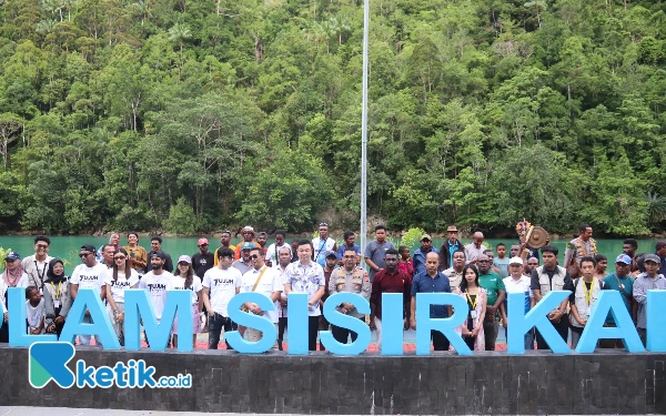 Foto Bupati Freddy Thie foto bersama dengan Kapolda Papua Barat Irjen Pol Johnny Eddizon Isir beserta pejabat dan tokoh masyarakat di kolam sisir kampung marsi Kaimana (foto Humas Pemkab Kaimana/Ketik.co.id)