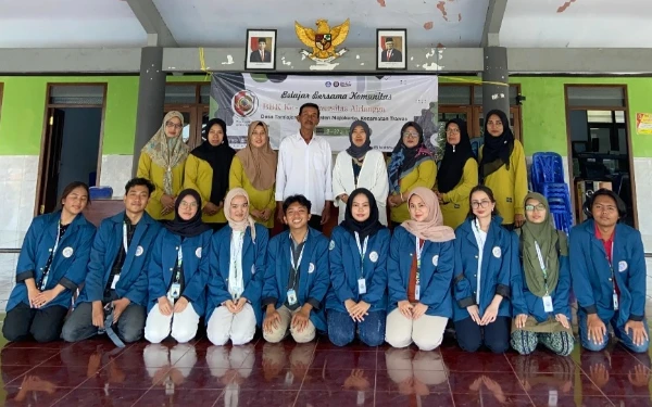 Foto Mahasiswa BBK Unair saat foto bersama perangkat desa Tamiajeng Trawas.(dok.  BBK Unair)