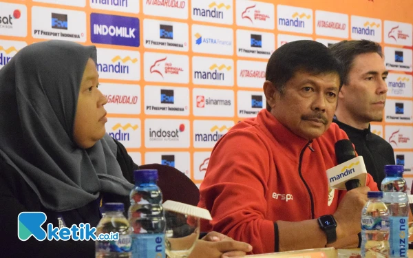 Foto Pelatih Indonesia Indra Sjafri bersama Pelatih Malaysia U-19, Juan Torres Gorrido saat pressconfers di Hotel Windyam, Sabtu (27/7/2024). (Foto: Khaesar/Ketik.co.id)