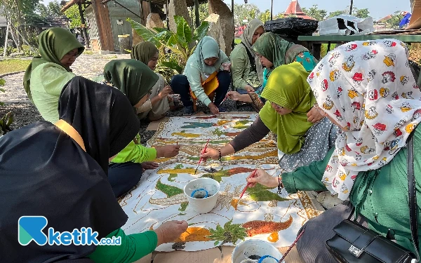 Foto Ibu-ibu yang mengikuti pelatihan membatik. (Foto: Lutfia/Ketik.co.id)