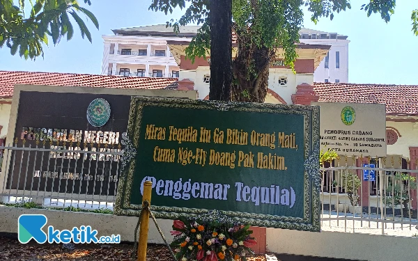 Foto Karangan bunga di PN Surabaya, Sabtu (27/7/2024). (Foto: Khaesar/Ketik.co.id)