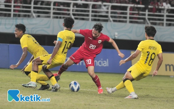 Foto Permainan disiplin Malaysia membuat Indonesia kesulitan, Sabtu (27/7/2024). (Foto: Khaesar/Ketik.co.id)