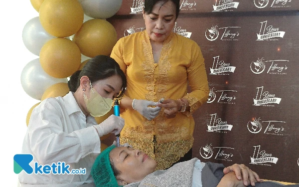 Foto Peratwan Exosome mencegah kulit keriput yang merupakan salah satu perawatan dari Tiffany's Aesthetic Clinic, Sabtu (27/7/2024). (Foto: Khaesar/Ketik.co.id)