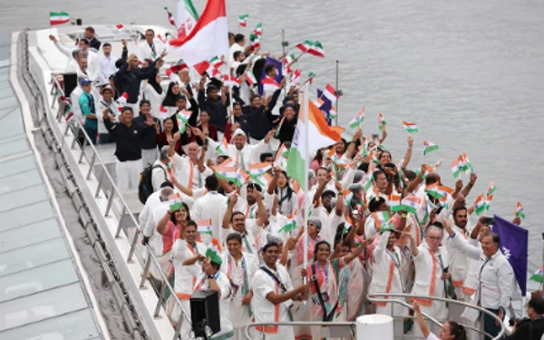 Foto Kontingen Indonesia di Olimpiade Paris 2024 satu perahu bersama India dan Iran dalam parade Opening Ceremony (27/7/2024). (Foto: Tangkapan layar Vidio.com)