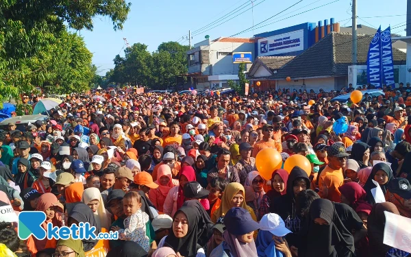 Thumbnail Berita - Lautan Masyarakat Hadiri Jalan Santai Bersama Rio dan Ulfi di Situbondo