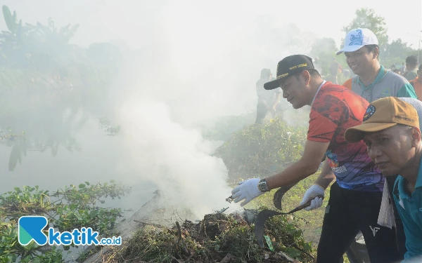 Foto Plt Bupati Subandi ikut membersihkan semak-semak dan membakar sampah saat kerja bakti di Kedungpeluk. (Foto: Dinas Kominfo Sidoarjo)