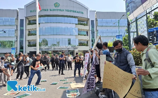 Foto Forum Cik Di Tiro bersama Jaringan Gugat Demokrasi (JAGAD), saat  Sabtu (27/7/2024) menggelar aksi simbolis di Universitas Aisyiyah (UNISA) Yogyakarta. (Foto: Via R/Ketik.co.id)