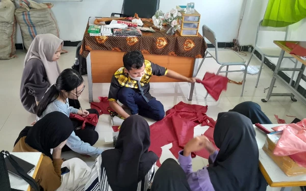 Foto Eva, Zalfa, dan teman-teman keterampilan tata busana sedang belajar bersama trainer berpengalaman (Foto: SMAN 16 Samarinda)