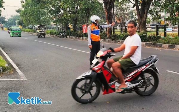 Foto Pegawai honorer Dishub Sidoarjo mengatur lalu lintas di kawasan Jalan Mayjen Sungkono, Pagerwojo, Buduran, Sidoarjo. (Foto: Dishub Sidoarjo)