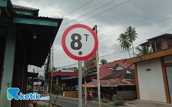 Tanggapi Keluhan Warga, Dishub Pasaman Barat Pasang Rambu 8T