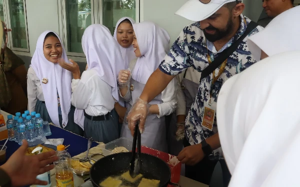 Foto Salah satu turis asal Mesir ikut memasak tempe mendoan di booth tata boga Dual Track SMAN 16 Samarinda (Foto: SMAN 16 Samarinda)