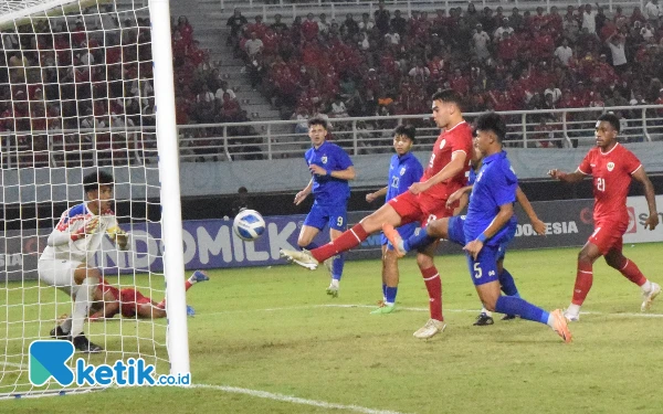 Foto Jens Raven berhasil mencetak gol ke gawang Thailand yang membuat Indonesia unggul 1-0, Senin (29/7/2024). (Khaesar/Ketik.co.id)