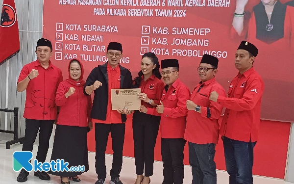 PDIP Serahkan 7 Rekom dan 1 Surat Tugas di Pilkada Jatim 2024