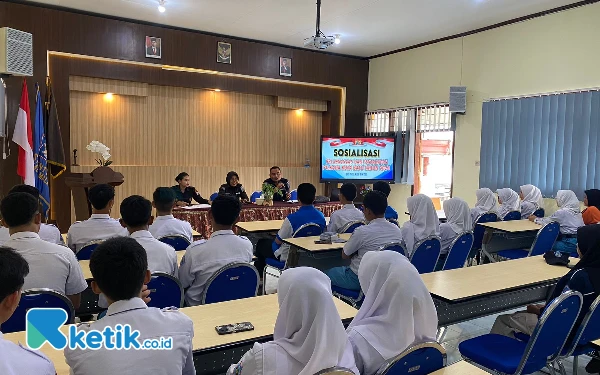 Siswa SMA Al Izzah Kota Batu dan SMK Pujon Diajak Melek Pilkada