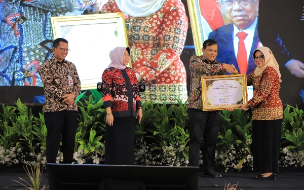 Foto Kabag Hukum Pemkab Malang, Prasetyani Arum mewakili Bupati Malang Sanusi menerima penghargaan dari Kepala Badan Pembinaan Hukum Nasional  (BPHN), Prof. Dr. Widodo Ekatjahjana, SH.,M.Hum. (Foto : Kemenkumham Jatim)