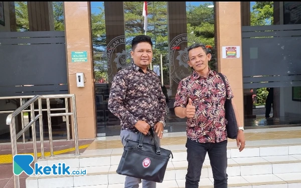 Foto Advokat Susanto dan Arsiko Daniwidho Aldebarant dari Kantor Tahta Hukum Yogyakarta selaku Penasehat Hukum terdakwa Robinson Saalino, (Foto: Fajar Rianto/Ketik.co.id)