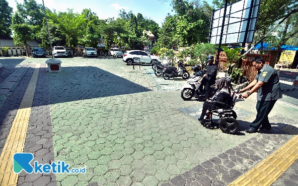 Thumbnail Potret pelayanan berintegritas kepada kaum disabilitas di Pengadilan Agama Purwodadi, Kabupaten Grobogan, Jawa Tengah, Rabu (17/7/2024). (Foto: Achmad Fazeri/Ketik.co.id)