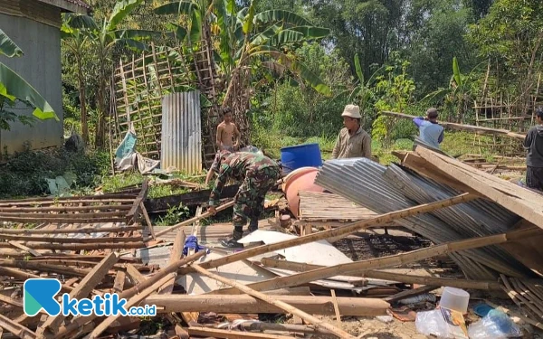 Foto Babinsa dan warga sekitar saat membersihkan rumah Mugimah yang ambruk/roboh(Foto: Mat Jusi/Ketik.co.id)