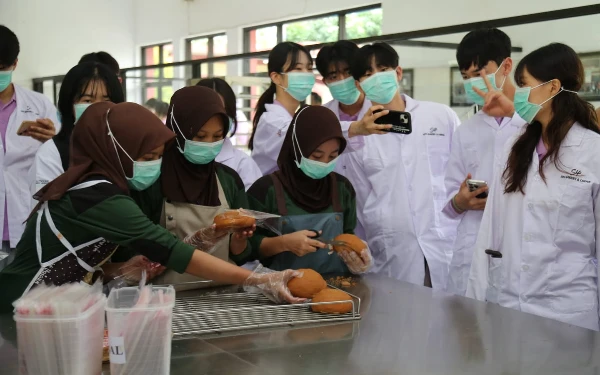 Foto Mahasiswa Korsel diajak berkeliling kampus mengenal Tefa Bakery milik Polije (31/7/2024) (Foto: Humas Polije)