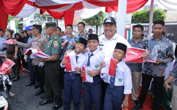 Thumbnail Memasuki Bulan Agustus, Pemkab Asahan Bagikan Ribuan Bendera Merah Putih