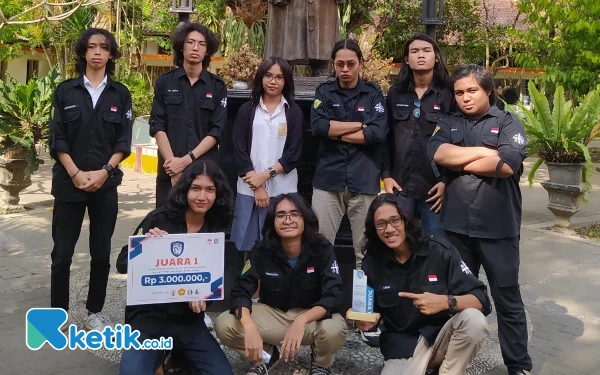 Foto Tim Derana Short Film terdiri dari 9 orang personil. Mereka adalah:  Putra Adriel Alexandro, Abia Sulaiman Asliansyah,  Fazazka Rambu Javae, Matheas Rapha Pradana, Rafi Fauzanulhaq, Yohanes Didit Novenanta, Zefanya Tera Saripurnawan,  Maximillian Russell Tjoanda. Serta Elisha Thessalonika. (Foto: Koleksi Abia/Ketik.co.id)