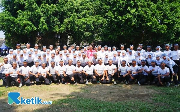 Foto Sebanyak 75 anggota Paskibraka Sleman 2024 foto bersama Wabup Sleman. (Foto: Jalu/Ketik.co.id)