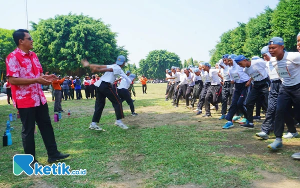 Foto Wabup Sleman Danang Maharsa (baju merah) melihat secara langsung proses latihan Pasukan Pengibar Bendera Pusaka (Paskibraka) sekaligus memberikan semangat motivasi. (Foto: Jalu/Ketik.co.id)