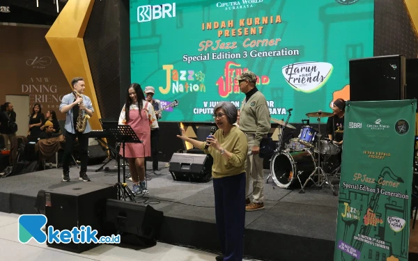 Foto Indah Kurnia bernyanyi bersama pengunjung di acara Surabaya Pahlawan Jazz Corner, Rabu (31/7/2024). (Foto: Khaesar/Ketik.co.id)