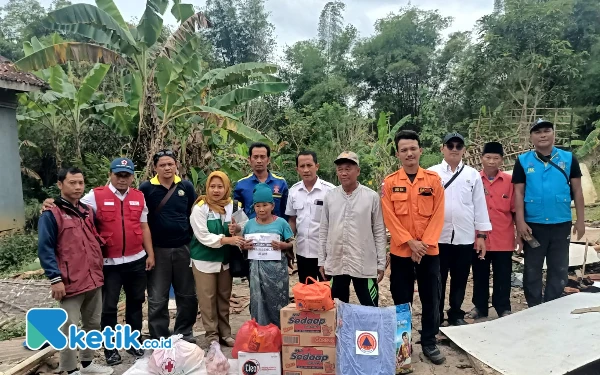 Foto Pemkab Sampang melalui Dinas Sosial saat memberi bantuan sembako dan uang tunai untuk Nenek Mugimah yang rumahnya roboh (Foto:  Mat Jusi/Ketik.co.id).